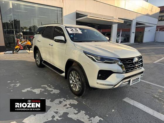 TOYOTA HILUX SW4 2.8 D-4D TURBO DIESEL SRX 7L 4X4 AUTOMÁTICO